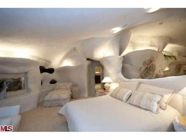 Unusual bedroom in Flintstone House 